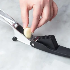 Starfrit Garlic Press with Scraper (Black/Chrome)